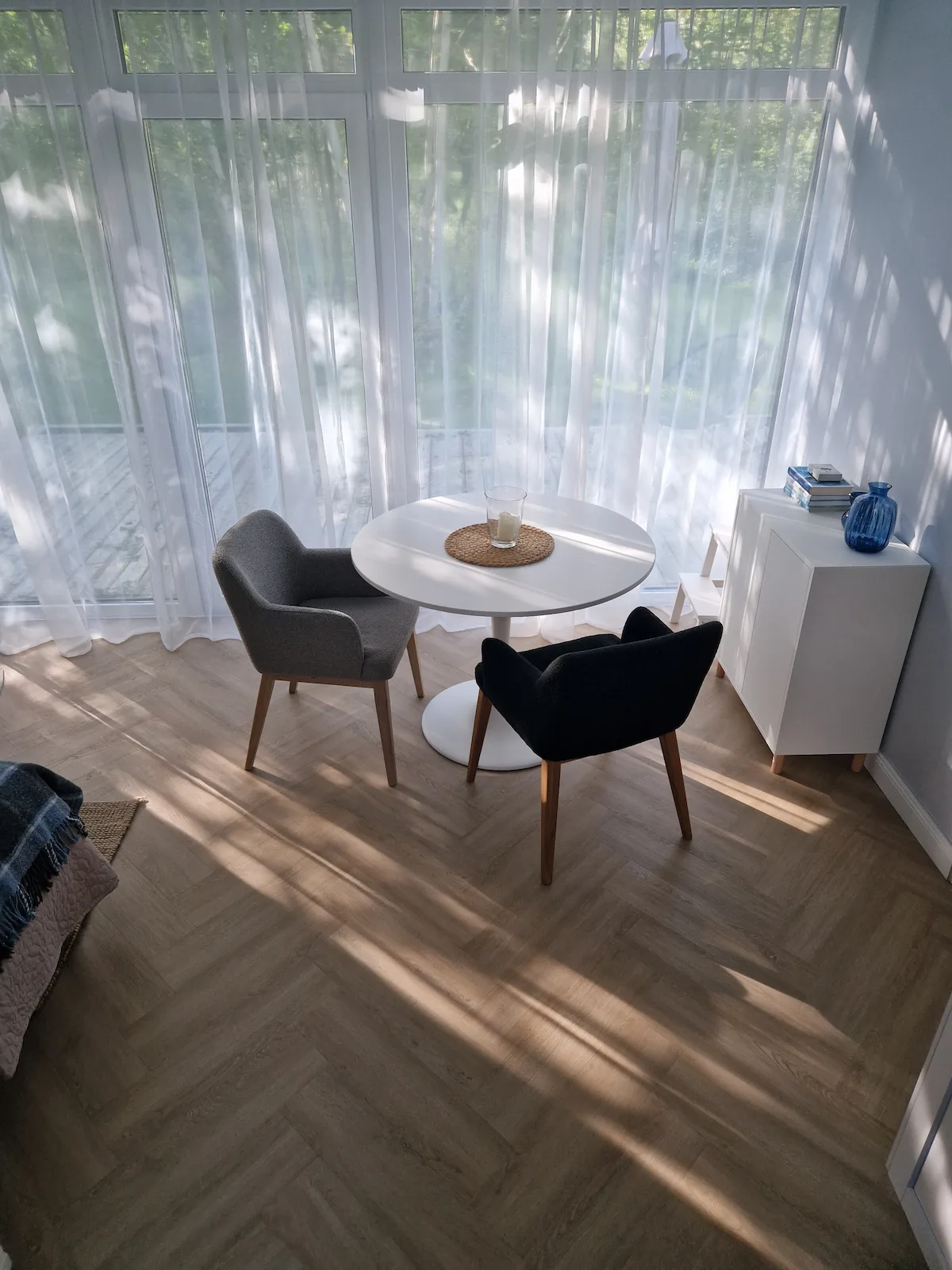 Poilsio namelio „Sala“ valgomojo zona su vaizdu į gamtą