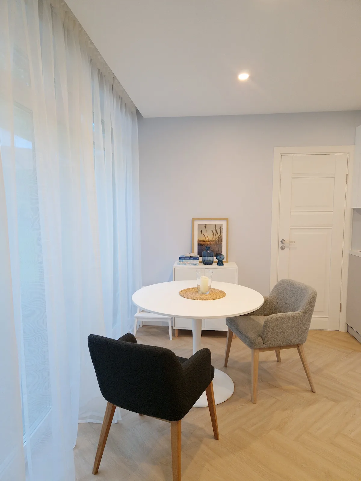 Šviesi Tekateka poilsio namelio „Sala“ valgomojo zona prie lango Anykščiuose